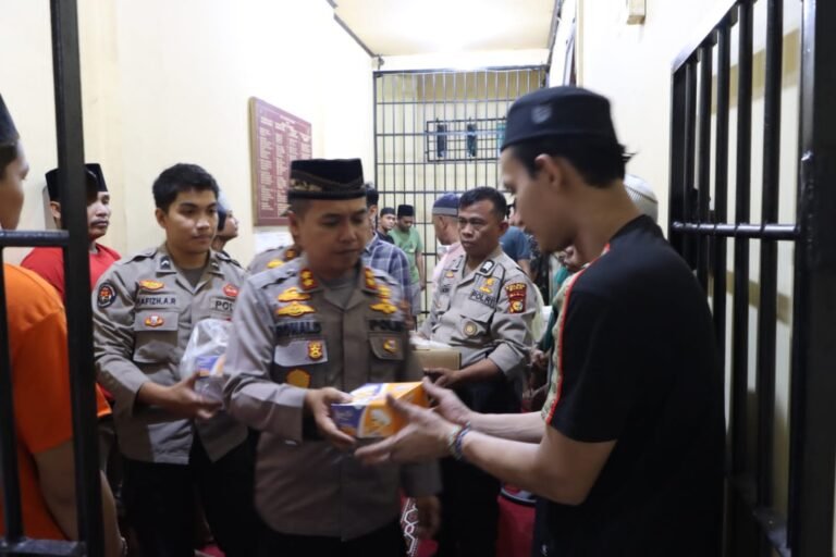 Bentuk Kepedulian di Bulan Ramadhan, Kapolres Siak Bagikan Takjil Kepada Tahanan