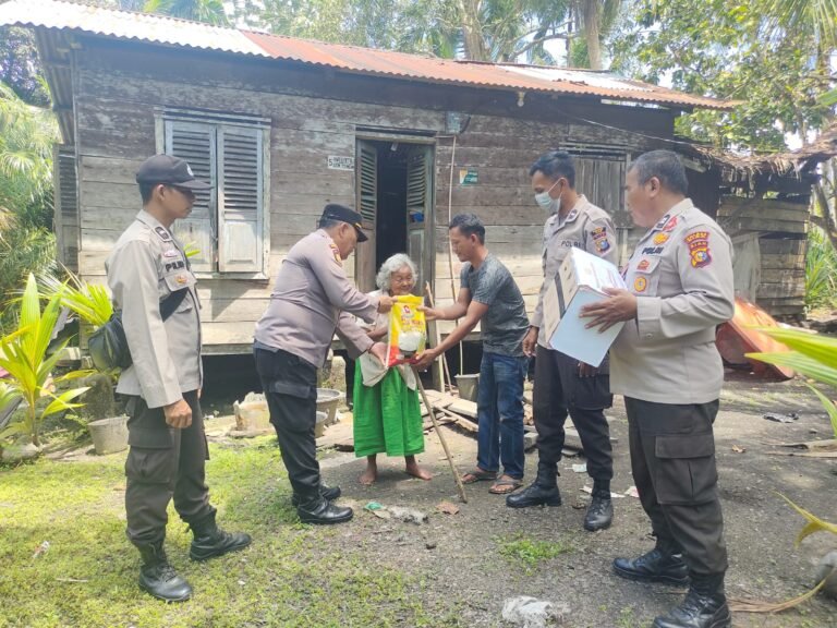 Kapolsek Sungai Apit Serahkan Bantuan Kemanusiaan Berupa Sembako Kepada Masyarakat
