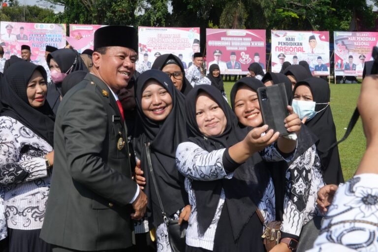 Plt. Bupati Suhardiman Berikan Penghargaan Bagi Guru dan ASN Berprestasi Pada Peringatan Hardiknas