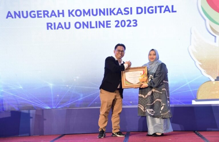 Bupati Bengkalis Terima Penghargaan Inovasi Pelayanan Terbaik