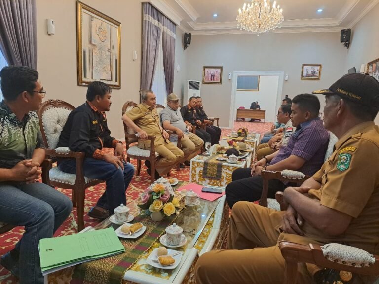 Beberapa Penghulu di Kabupaten Siak Mengadu Ke Gubernur Riau