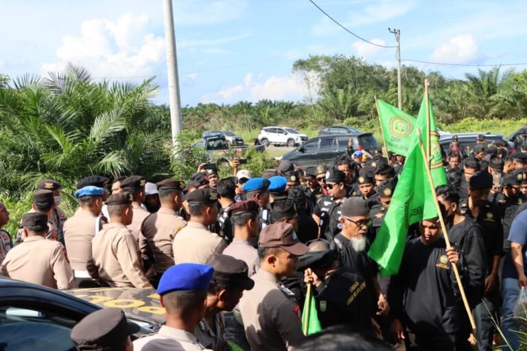 Ratusan Masa dari LLMB Ingin Masuk ke Kebun Dasrin di Dayun, Polisi “Silahkan Masuk, Tapi jangan Seramai ini