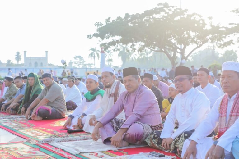 Pada Idul Adha 1444 H /2023 M Tahun Ini, Bupati Alfedri dan Isteri Shalat di Halaman Siak Bermadah Depan Istana