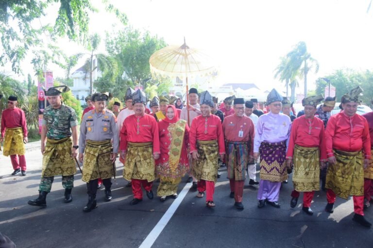 Bupati Dan Wakil Bupati Bengkalis Kenakan Baju Melayu Merah Saat Hendak Ikuti Rapat Paripurna