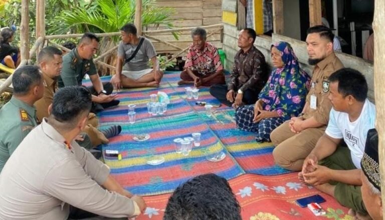 Camat Bathin Solapan Rusydy Kunjungi Rumah Alm Pak Liman