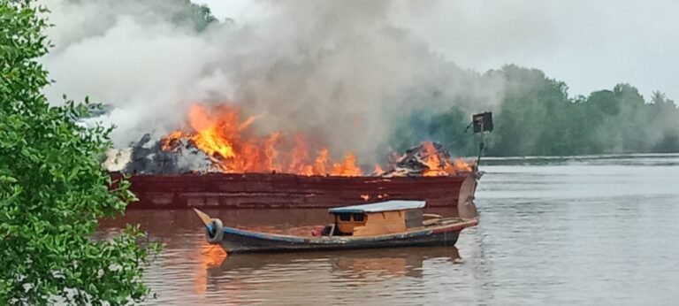 Warga Teluk Mesjid Heboh, Kapal KM Jaya Mulia Sakti Bermuatan Sembako Terbakar di Sungai Siak