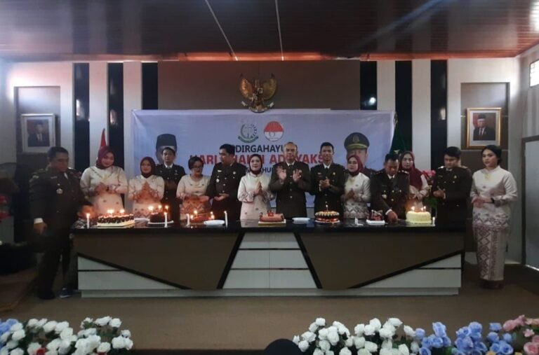 Kajari Rohul Gelar Syukuran Potong Tumpeng, di Hari Bhakti Adhyaksa Ke 63