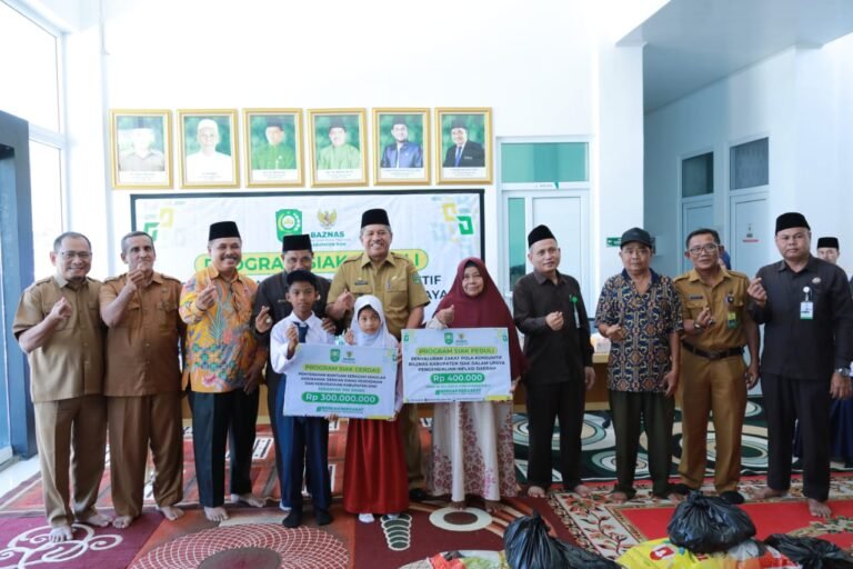 BAZNAS Siak Salurkan Kepada Mustahik dan Siswa PKH Bantuan Paket Sembako dan Seragam Sekolah