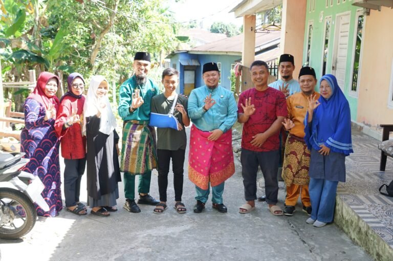 Camat Mandau Lakukan Kunjungan Dan Takziah ke Rumah Masyarakat