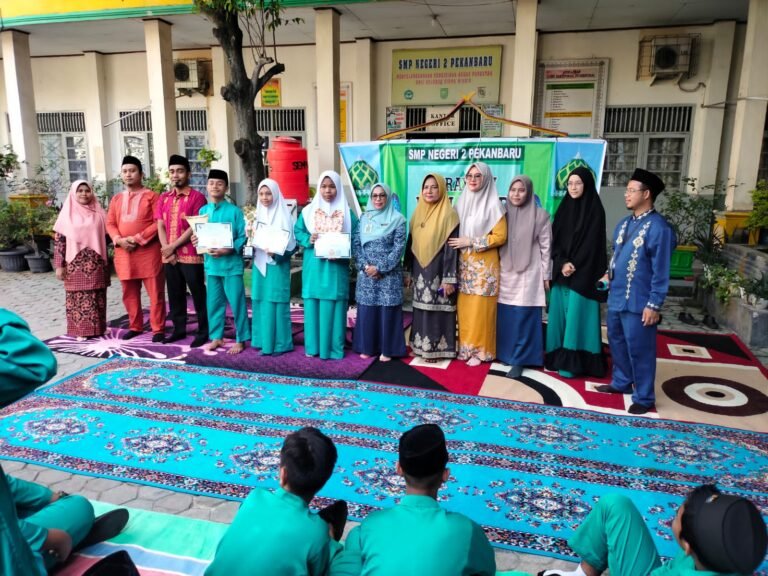 SMPN 2 Pekanbaru Berbagi Bantuan Dan Hadiah Kepada Siswa