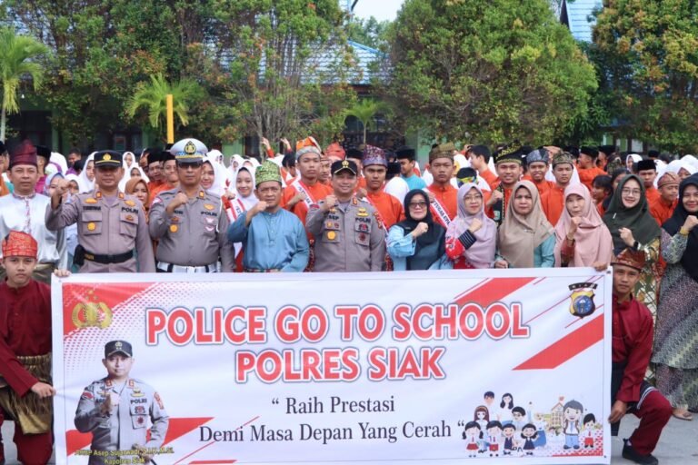 Menjadi Pembina Upacara bendera di SMA Negeri 1 Siak, Kapolres Siak Launching Police Goes To School
