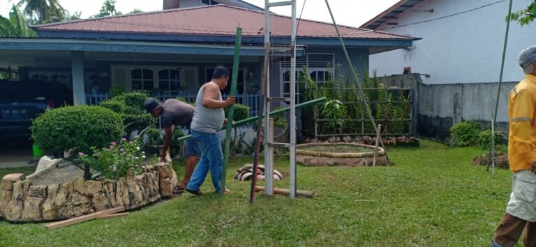 Keluarga Besar Musholla Taqwa Goro Bangun Gapura Colok