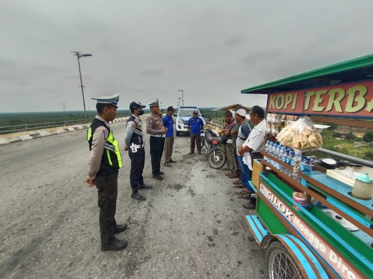 Penertiban Pedagang Liar atau Kaki Lima di Jembatan Maredan Perawang Oleh Petugas Gabungan