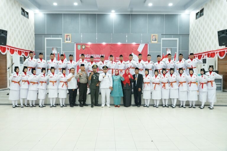 Camat Mandau Lakukan Pengukuhan Paskibra Kecamatan
