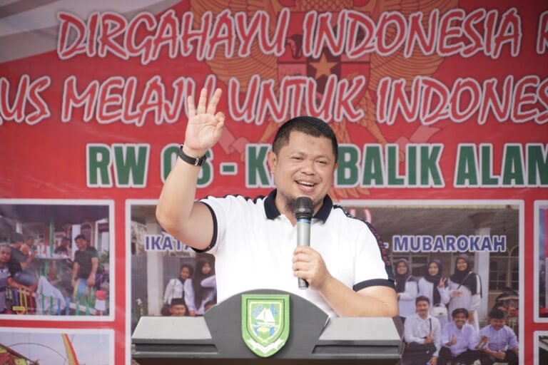 Camat Mandau Apresiasi Kegiatan Jalan Sehat RW 06 Kelurahan Balik Alam