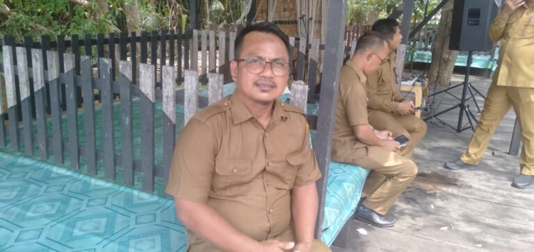 Penghulu dan Warga Teluk Lanus Keluhkan Jalan Darat yang Tak Kunjung di Bangun