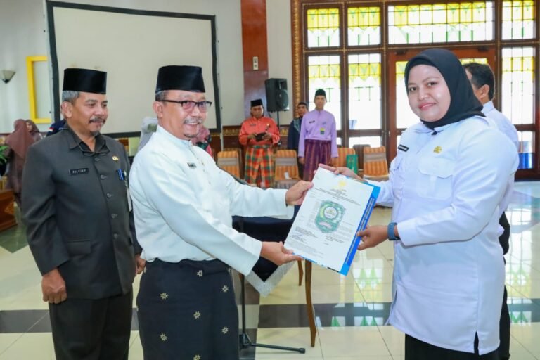 Resmi Serahkan 35 SK PPPK Jabfung Tenaga Teknis, Sekda Arfan Minta Pembuktian