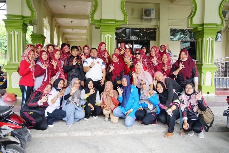 Camat Mandau Bersama Masyarakat Gotong Royong di Kelurahan Gajah Sakti
