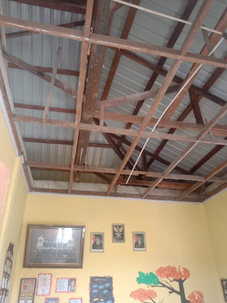 Wadidaw…Proyek Rehab Diduga ‘Asal Jadi’ SDN 07 Melibur, Belum Genap Setahun Sudah Rusak, Kok Bisa?