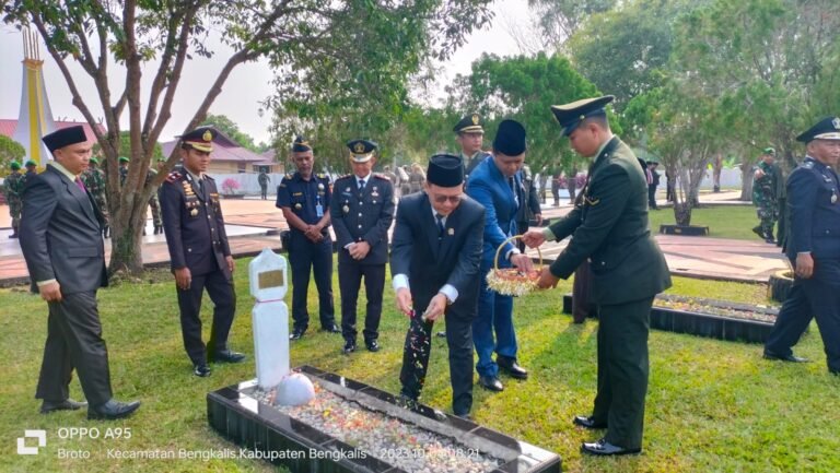 Ketua DPRD H. Khairul Umam Ziarah Ke Makam Taman Pahlawan