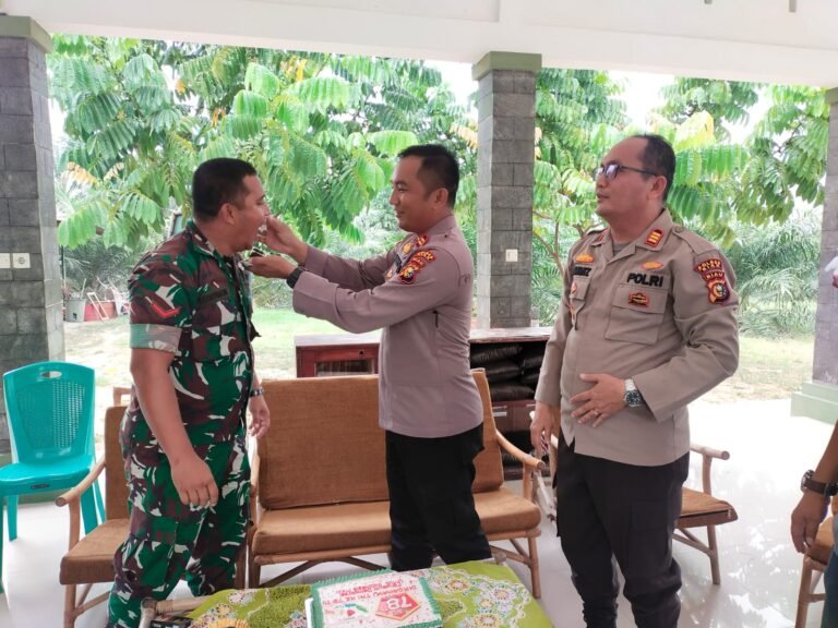 Bravo! Kapolsek Sungai Mandau dan Kapolsek Minas Berikan Surprice Ucapan Selamat HUT TNI Ke-78 Tahun 2023 Kepada Koramil 03/Minas