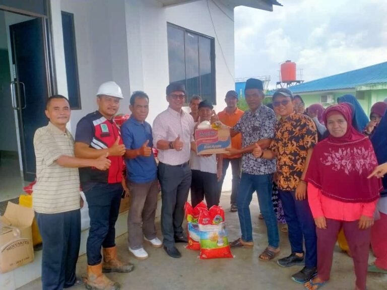Lewat Program CSR Jumat Berkah, PT. Permata Citra Rangau Salurkan Paket Sembako