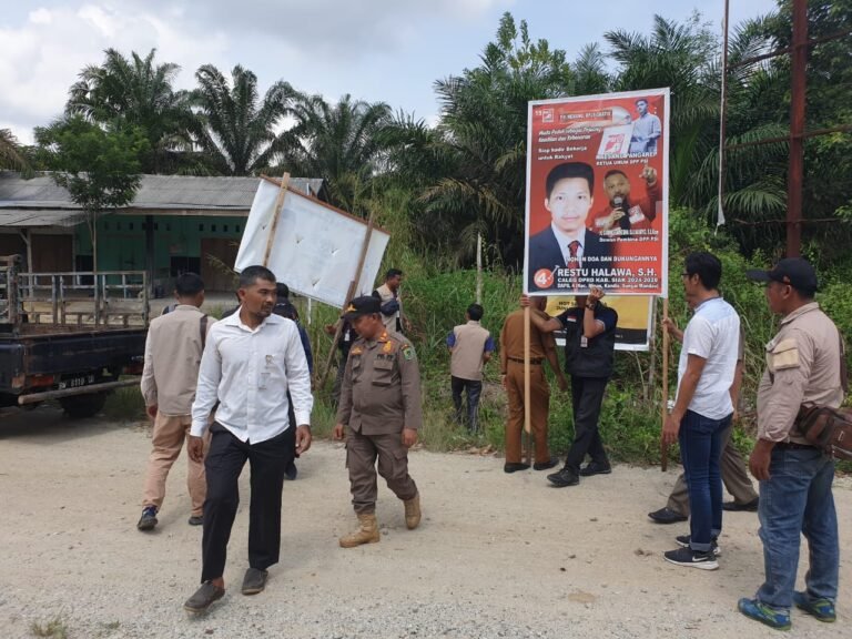 Personil Polsek Sungai Mandau Lakukan Pengamanan Penertiban Alat Peraga Sosialisasi (APS)