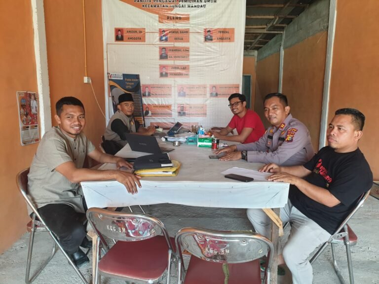 Polsek Sei Mandau Siak Sambangi Panwascam dan PPK Sei Mandau, Kapolsek: Kita Ingin Situasi yang Aman dan Kondusif Menjelang Pemilu 2024