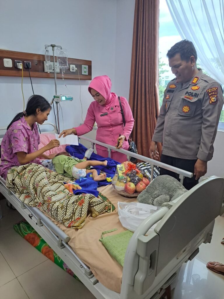 Ngeri! Balita Korban Lakalantas di Sei Berbari Tangan Putus, Kapolsek Bungaraya Jenguk dan Berikan Bantuan