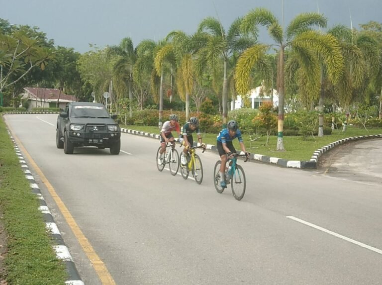 Etape Terpanjang 170 KM , Maulana Astnan Jadi Rider Pertama ke Garis Finish