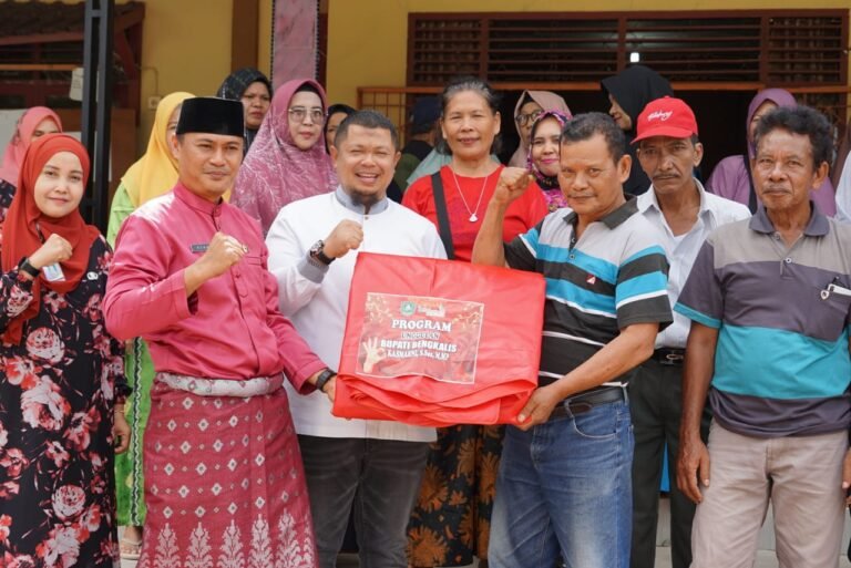 Camat Mandau Salurkan Bantuan Tenda Kepada Masyarakat Talang Mandi