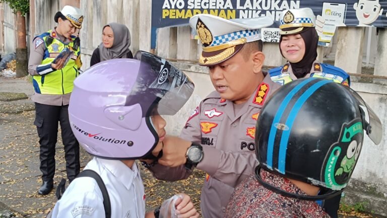 TINGKATKAN KESADARAN MASYARAKAT BERLALU LINTAS, DITLANTAS POLDA RIAU HADIRKAN PROGRAM RIAU TERTIB BERKESELAMATAN