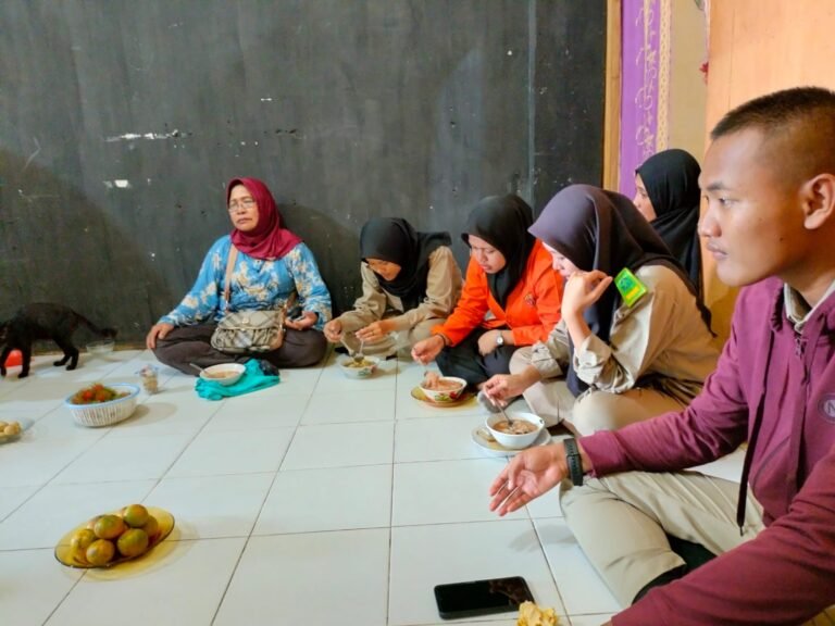 Ini Keseruan Makan Bareng Anak-anak Kampus ITSI, UPI Medan dan Orang Tua Mahasiswa Beasiswa SDM Sawit BPDP-KS APKASINDO