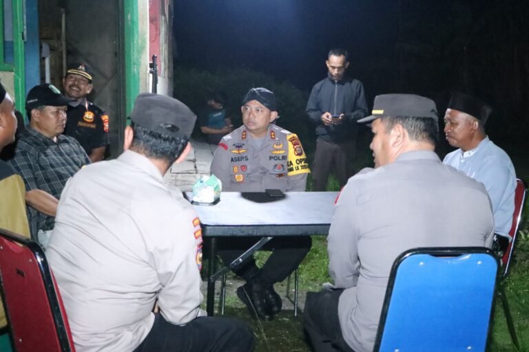 Pastikan Kamtibmas Aman dan Kondusif Jelang Pemilu 2024, Kapolres Siak AKBP Asep Sujarwadi Blusukan Tengah Malam Ke Kampung Kampung
