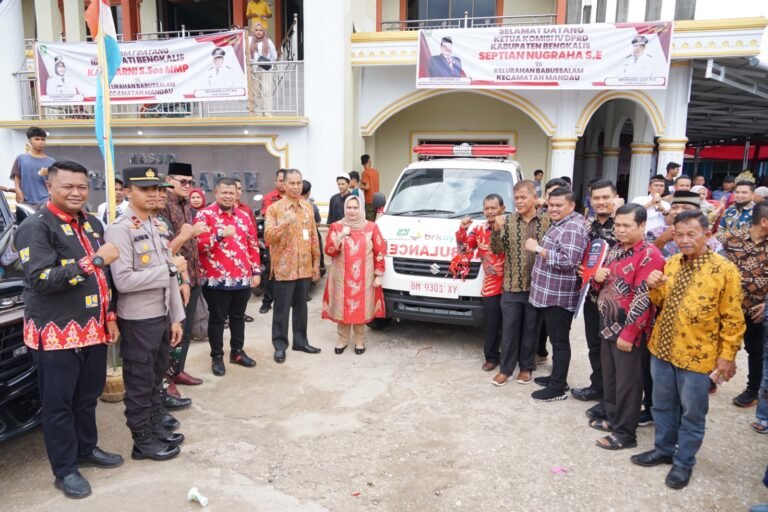 Bupati Bengkalis Serahkan Bantuan Ambulance dan Bantuan Bermasa di Kelurahan Babussalam