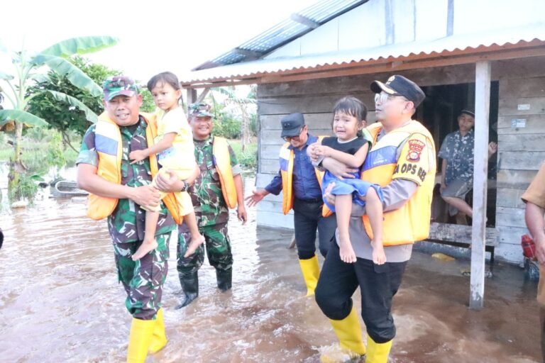 Cooling System Ciptakan Pemilu Damai , Kapolres Siak AKBP Asep Sujarwadi Tinjau Lokasi Banjir dan Bantu Evakuasi Warga