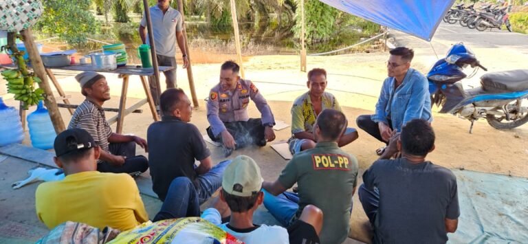 Program Jumat Curhat Kapolsek Sei Mandau, Tampung Curhatan masyarakat yang terdampak banjir di Kampung Muara Bungkal Sei Mandau.
