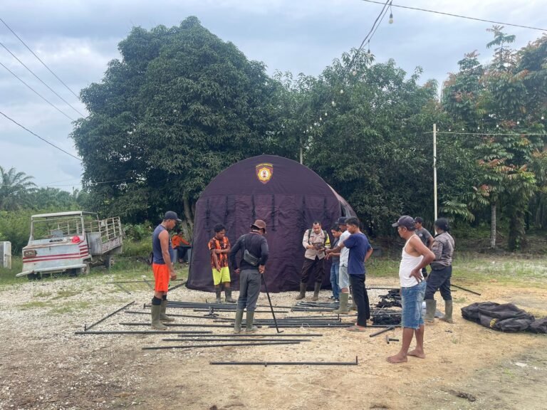 Walaupun Cuaca Tak Bersahabat, Polsek Siak Kecil Dirikan Tenda Darurat Pengungsian Banjir dan Sembari Sampaikan Pemilu Damai