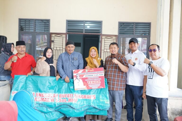 Camat Mandau Serahkan Bantuan Tenda Bermasa dan Sembako Murah di Kelurahan Duri Timur