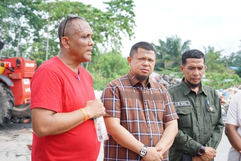 Camat Riki Rihardi Lakukan Peninjauan Penertiban Tumpukan Sampah di Jalan Rangau