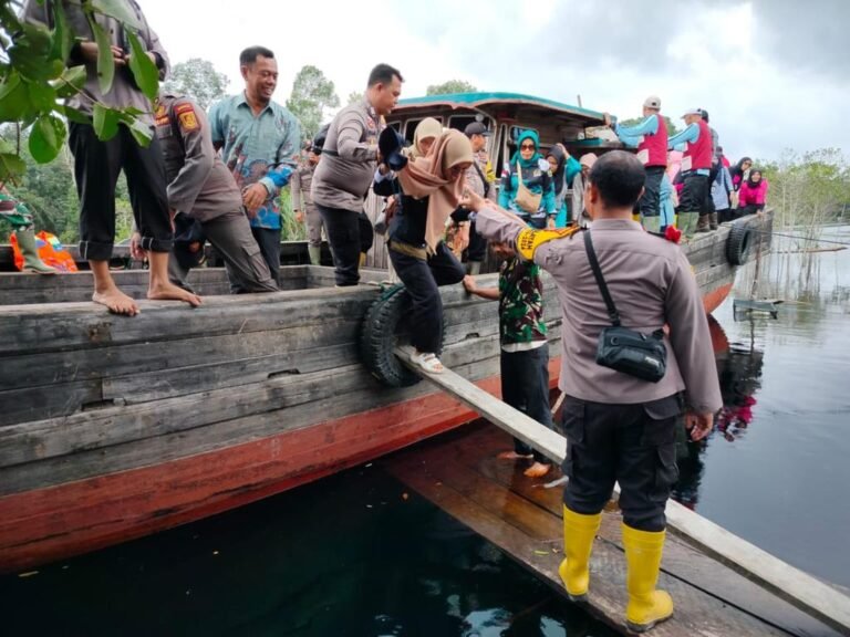 Kunjungi Desa terpencil, Polsek Siak Kecil Sinergitas Ciptakan Suasana Pemilu Sejuk dan Damai