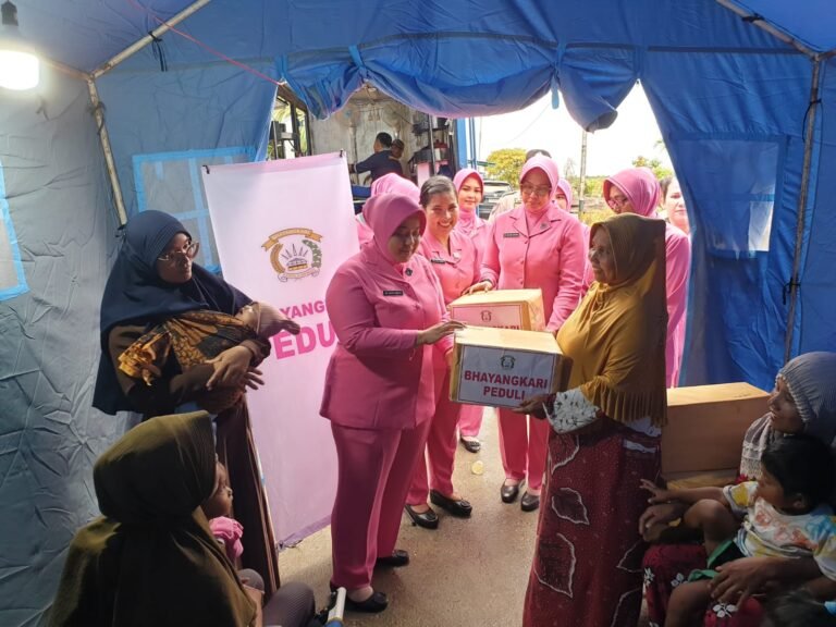 Bhayangkari Siak Laksanakan Bakti Kesehatan di lokasi Penampungan Korban Banjir Kecamatan Sei Mandau