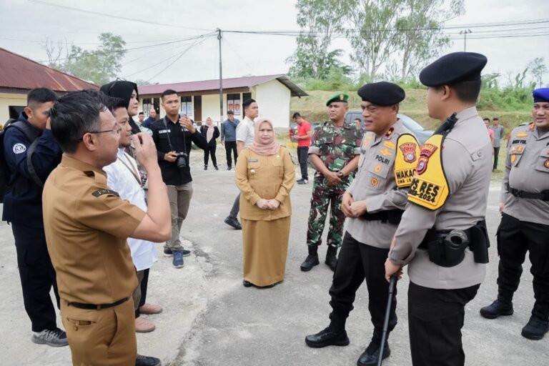 Bupati Bengkalis dan Waka Polda Riau Tinjau TPS Di Sejumlah Titik Di Mandau