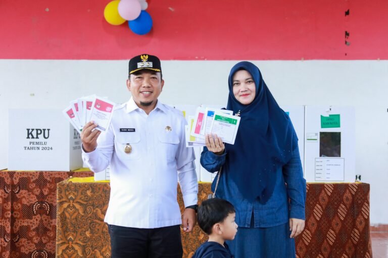 Wakil Bupati Siak Beserta Istri Salurkan Hak Pilih di TPS 1 Kelurahan Kampung Rempak