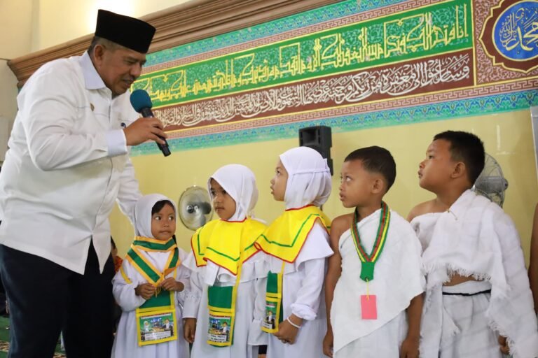Alfedri Apresiasi Ratusan Santri di Siak, Ikut Peragaan Manasik Haji.