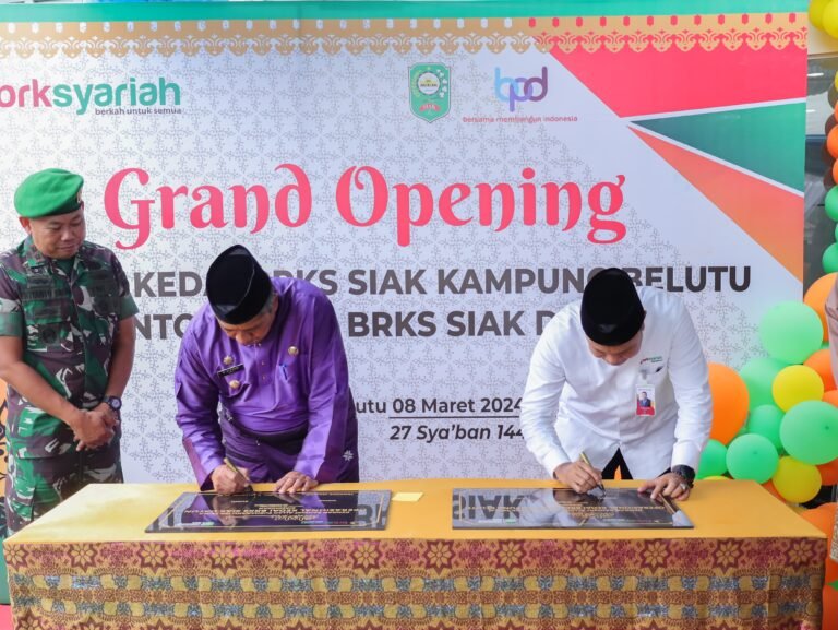 Tanda Ekonomi Meningkat, Bupati Alfedri Resmikan BRK Syariah Siak di Kampung Belutu-Kandis