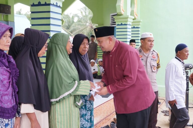 Hadir Safari Ramadhan di Bathin Betuah, Camat Serahkan Bantuan Ini