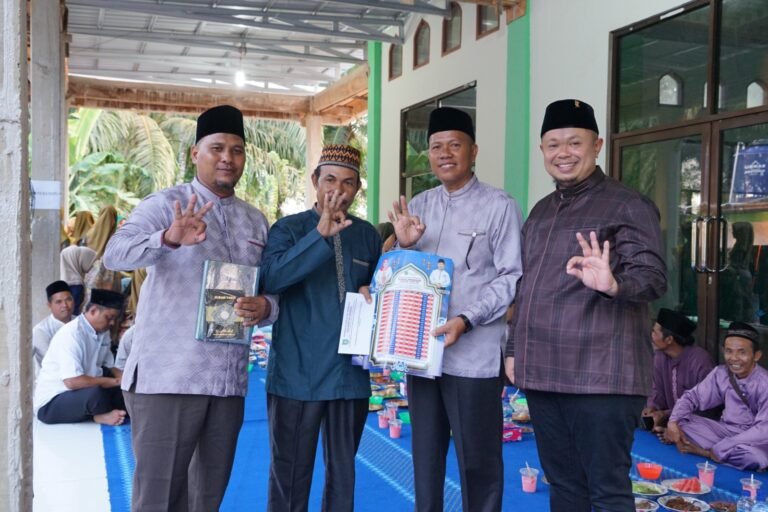 Safari Ramadhan di Desa Harapan Baru, Camat Mandau Serahkan Bantuan
