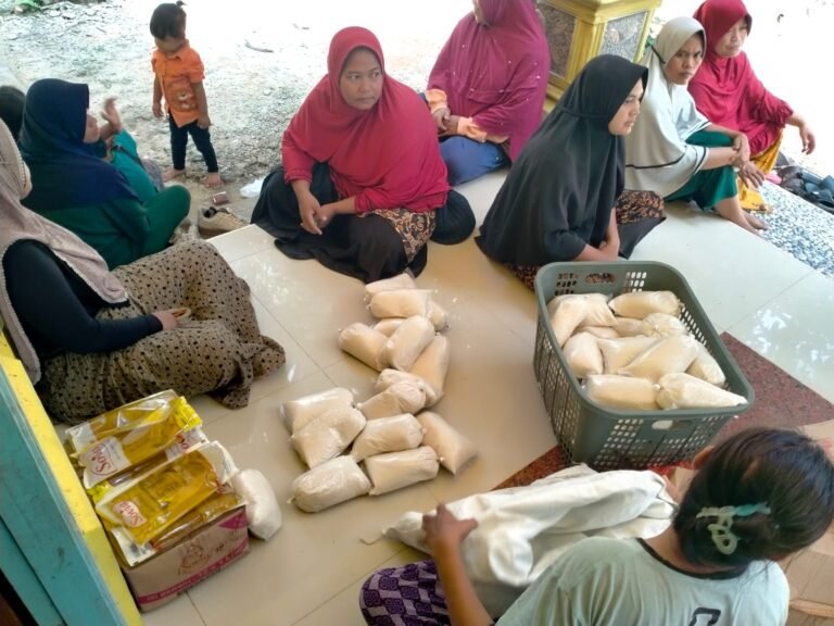 Jumat Berkah, PMKS PT. Permata Citra Rangau Salurkan Sembako