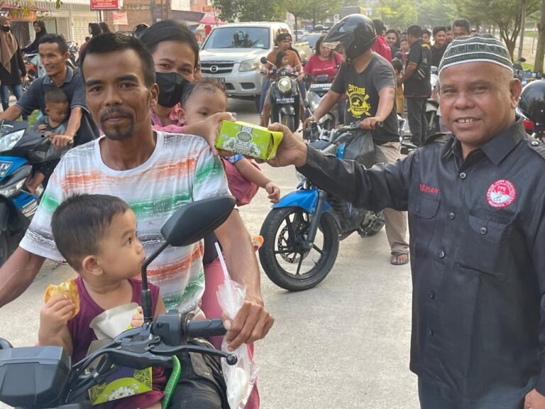 Forum Pers Independent Indonesia (FPII) Korwil Kuansing Bagikan Takjil Bagi Pengguna Jalan
